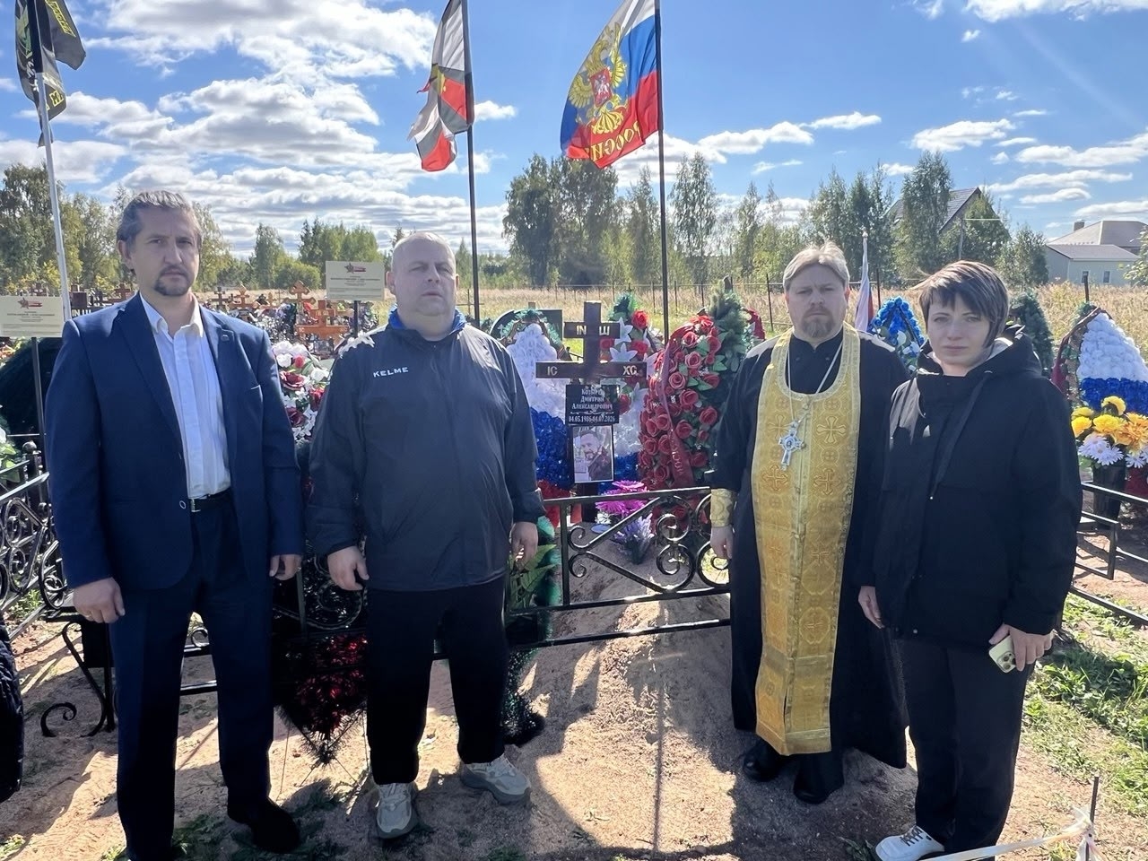 Лития на могиле воина